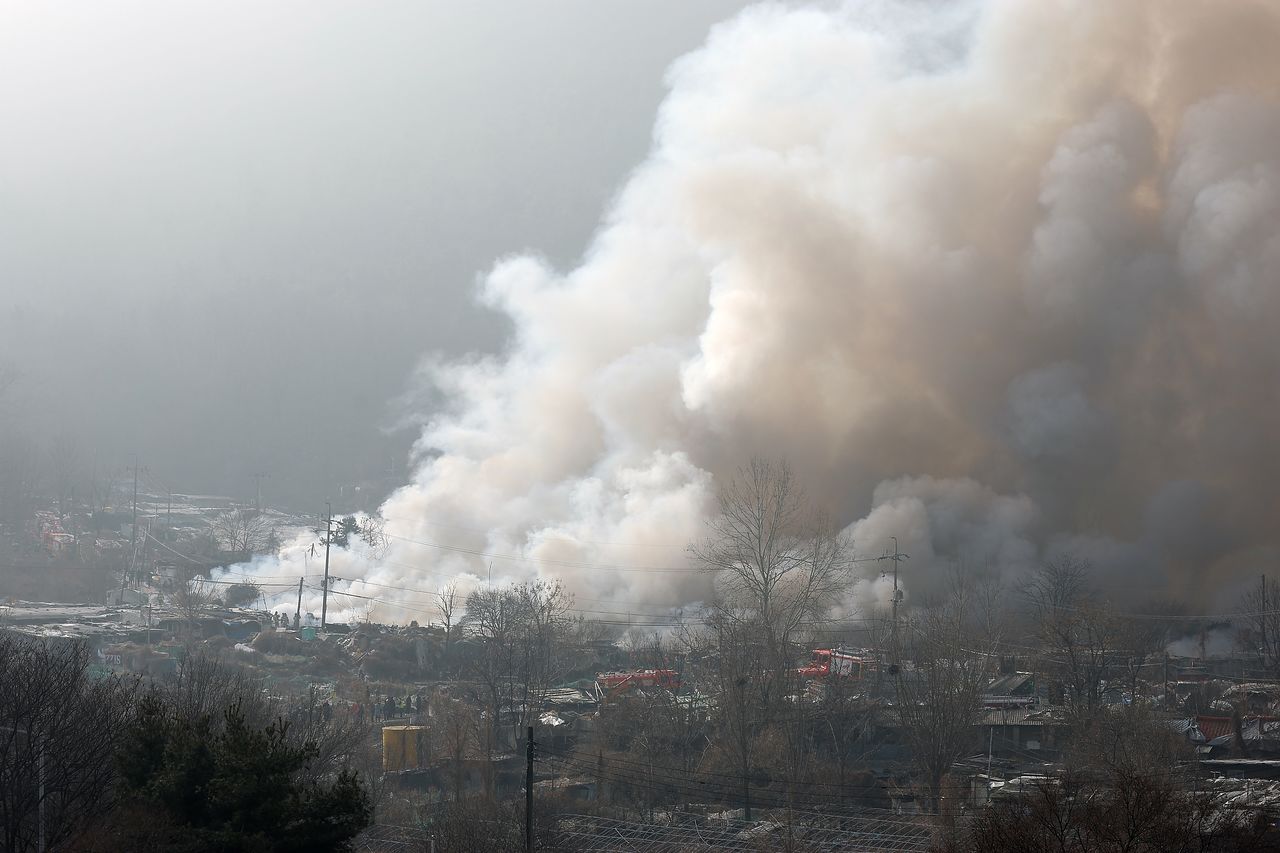 16일 서울 강남구 개포동 구룡마을에서 소방관들이 화재를 진압하고 있다. [연합뉴스]