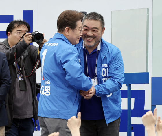 지난해 5월 20일 이재명 더불어민주당 대선 후보가 경기도 고양시 일산문화공원에서 유세에 앞서 배우 이원종과 인사하고 있다. 김성룡 기자