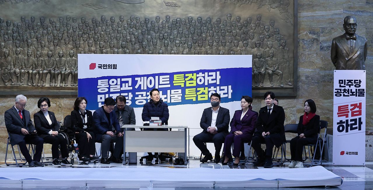 장동혁 국민의힘 대표가 16일 오전 국회 로텐더홀에서 더불어민주당의 통일교 정치권 로비 의혹, 공천헌금 의혹 등에 대한 특검 수용을 촉구하며 단식 농성을 하고 있다. 임현동 기자