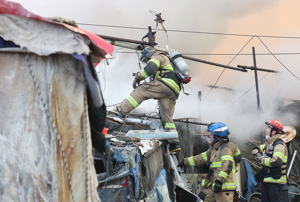 16일 서울 강남구 개포동 구룡마을에서 소방관들이 잔불을 진압하고 있다. [연합뉴스[