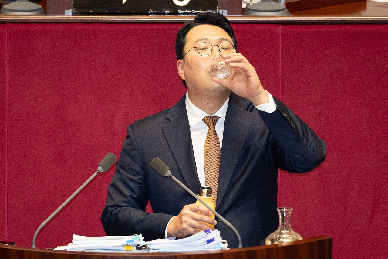 천하람 개혁신당 원내대표가 16일 서울 여의도 국회에서 열린 제431회 국회(임시회) 제1차 본회의에서 윤석열·김건희에 의한 내란·외환 및 국정농단 행위의 진상규명을 위한 특별검사 임명 등에 관한 법률안(2차 종합 특검)에 대한 무제한 토론(필리버스터)을 마친 후 물을 마시고 있다. 뉴스1