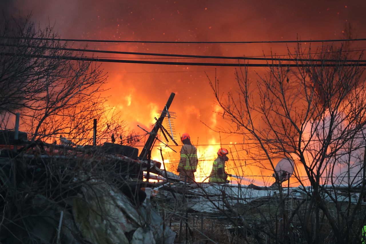 16일 오전 서울 강남구 개포동 구룡마을에서 소방대원들이 진화작업을 하고 있다. [뉴스1]