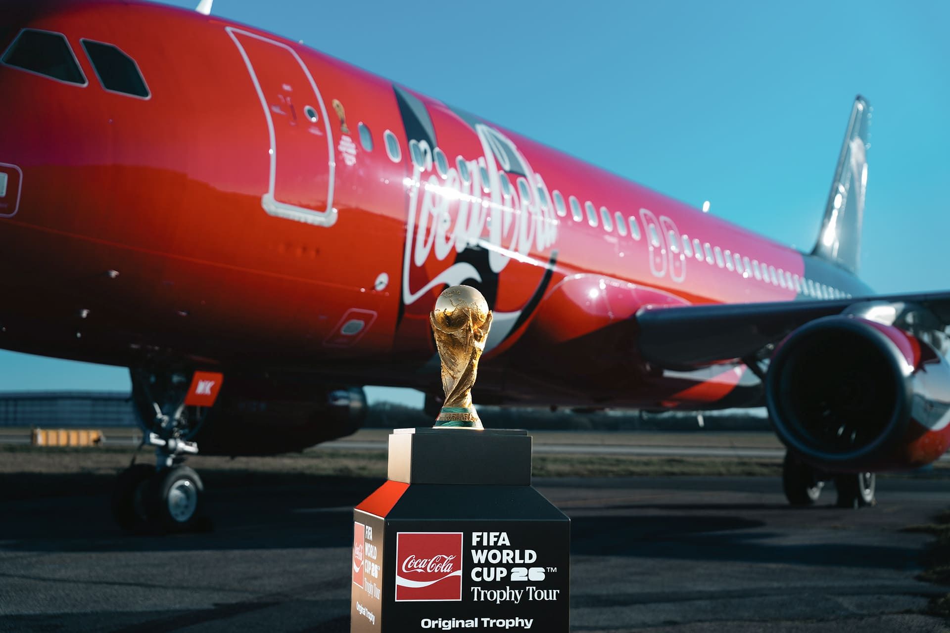 4년 만에 한국을 찾은 FIFA 월드컵 트로피. 사진 코카콜라