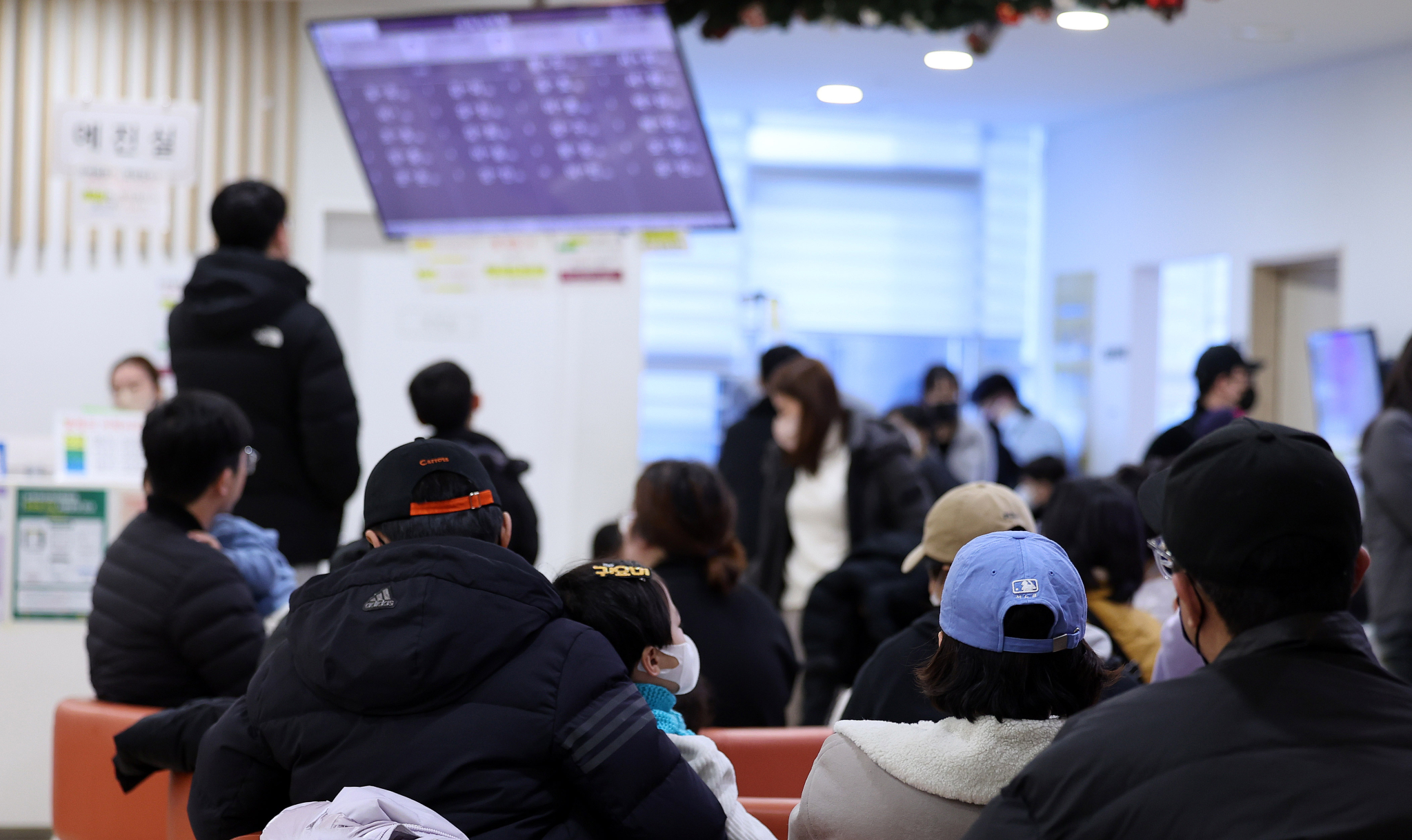 서울의 한 어린이 전문병원이 진료를 기다리는 환자와 보호자들로 붐비고 있다. 뉴스1