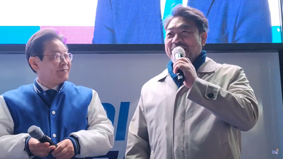 2024년 4월 총선 당시 인천 계양구에서 열린 이재명 당시 인천 계양을 후보 선거 유세 현장에서 마이크를 잡은 배우 이원종. 사진 유튜브 캡처