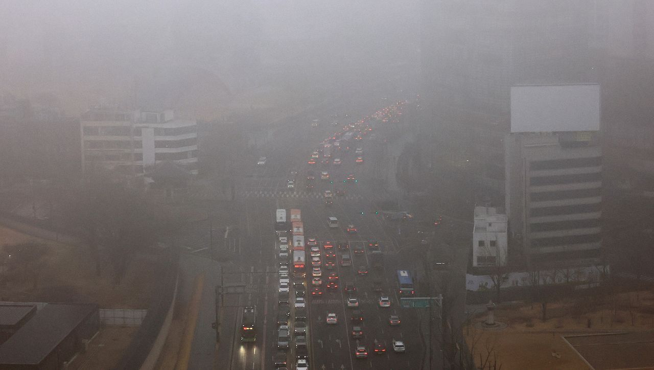 16일 서울 종로구 경복궁 교차로 인근이 초미세먼지와 짙은 안개로 뿌옇게 보이고 있다. 뉴스1