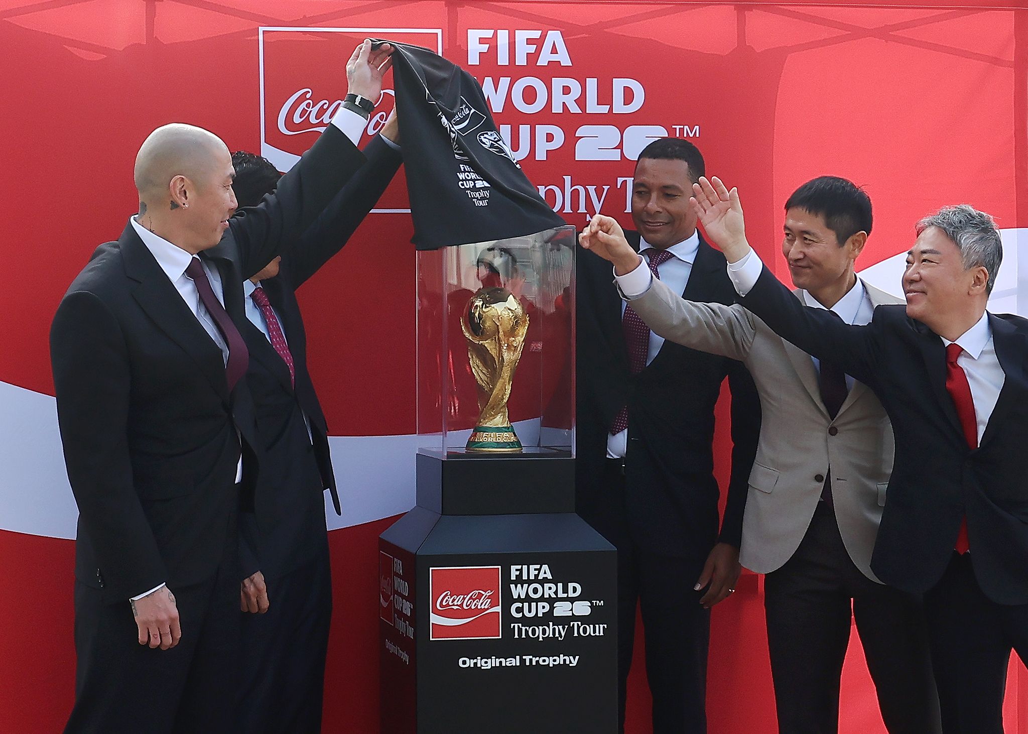 브라질 지우베르투 시우바가 FIFA 월드컵 트로피 투어 일정으로 방한해 차범근 전 감독, 이영표 해설위원 등과 FIFA 월드컵 오리지널 트로피를 공개하고 있다. 공항사진기자단 