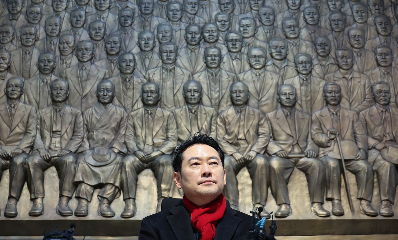 장동혁 국민의힘 대표가 15일 국회 로텐더홀에서 여당의 공천헌금·통일교 의혹 등에 대한 특검 수용을 촉구하며 단식 농성을 하고 있다. 임현동 기자