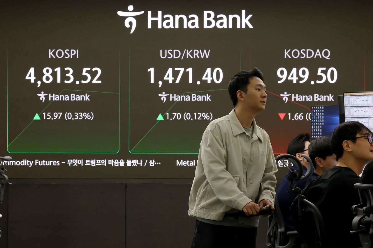 (서울=뉴스1) 이광호 기자 = 코스피가 장 시작과 함께 사상 처음으로 4800선을 넘어선 16일 오전 서울 중구 하나은행 딜링룸 현황판에 전장 대비 15.97포인트(0.33%) 상승한 4,813.52에 거래되고 있다. 2026.1.16/뉴스1