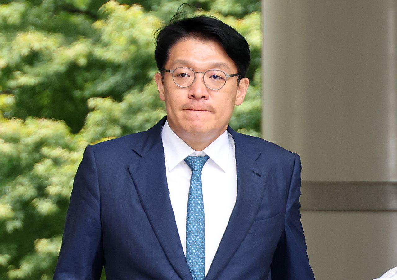 김건희 여사가 연루된 '공천 청탁' 의혹의 핵심 인물 김상민 전 부장검사가 지난해 9월 17일 오후 서울 서초구 서초동 서울중앙지방법원에서 열린 구속 전 피의자 심문(영장실질심사)에 출석하고 있다. 뉴스1