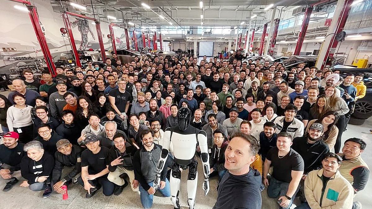 밀란 코박 전 테슬라 부사장이 16일 현대차그룹 자문역 겸 보스턴다이내믹스 사외이사로 선임됐다. 코박 자문역은 지난해 6월 퇴사당시 자신의 SNS에 테슬라 직원, 휴머노이드 옵티머스와 함께 찍은 사진을 올리며 ″이제는 오토파일럿 없이는 운전을 할 수 없을 정도″라며 ″거꾸로 연결된 로봇 팔 몇개 외에 없던 시절 옵티머스 팀을 구축하고 이끈 건 다른 차원의 경험이었다″고 밝혔다. 사진 코박SNS