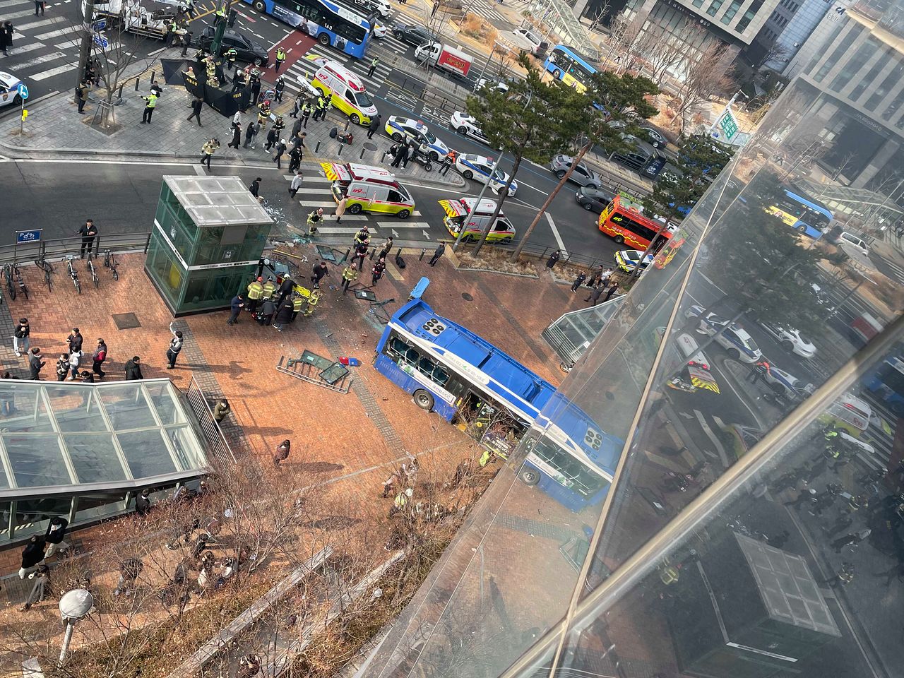 16일 발생한 서울 서대문구 버스 추돌 사고 모습. 사진 독자