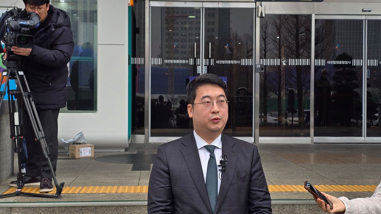 16일 대전 초등학생 김하늘양 살인사건 피의자인 명재완에 대한 항소심 선고 직후 유족 측 김상민 변호사가 취재진과 인터뷰를 하고 있다. 신진호 기자