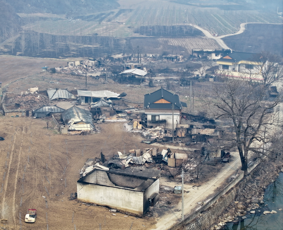 지난해 3월 경북 안동시 길안면 마을 곳곳이 산불에 타 폐허로 변한 모습이다. 연합뉴스