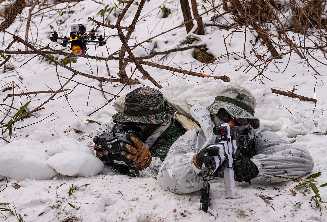 해병대 특수수색여단 장병들이 지난 14일 적진 침투 훈련의 일환으로 목표물 타격을 위한 1인칭시점(FPV) 드론을 운용하는 전투 실험을 실시하고 있다. 해병대 제공