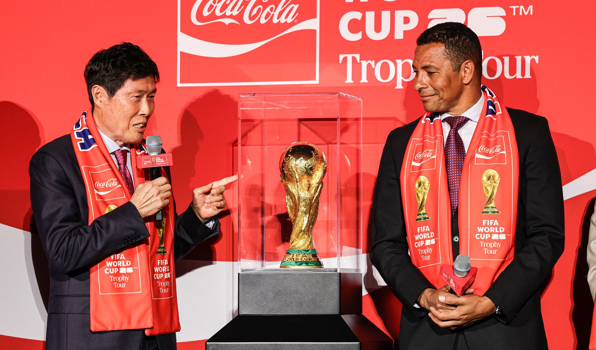 이날 차범근은 트로피를 보며 "갖고 싶어도 가질 수 없는 이 월드컵 트로피, 그러나 희망을 갖는다"며 “1954년 스위스 월드컵을 시작으로 1986년 어린 세대가 본선에 진출했고, 2002년엔 우리 아들 세대가 4강에 올랐다. 손자 시대에는 이 트로피를 한번 우리가 얻을 수 있지 않을까”라고 말했다. 김경록 기자