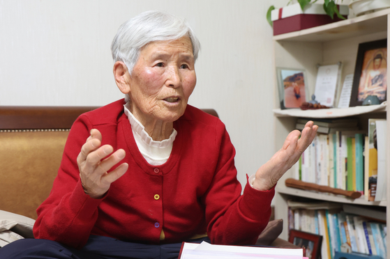 황보출 시인이 지난달 5일 경북 포항시 남구 오천읍 자택에서 중앙일보와 인터뷰를 하고 있다. 송봉근 객원기자