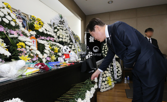 지난해 2월 12일 이재명 대통령(당시 더불어민주당 대표)이 대전 서구 건양대병원 장례식장에서 교사에게 피살된 김하늘 양을 추모하고 있다. 뉴스1