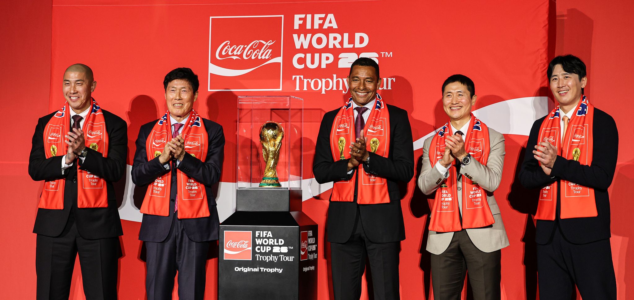 FIFA 월드컵 오리지널 트로피 기자간담회가 16일 오후 서울 CGV 용산아이파크몰에서 열렸다. 이날 차두리, 차범근, 지우베르투 시우바, 이영표, 구자철(왼쪽부터)이 트로피와 함께 기념촬영을 하고 있다. 김경록 기자