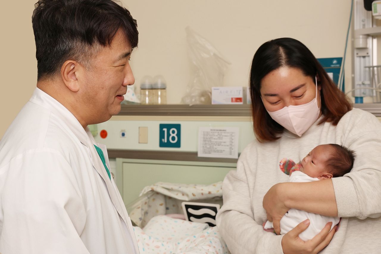 엄지손가락만 한 심장 크기로 수술을 받았던 홍이준군과 어머니 신효진씨(오른쪽). [사진 서울아산병원]