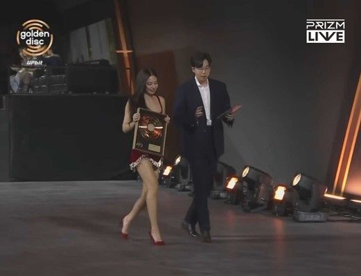 ('Global Impact Award with PRIZM’ 수상자 제니(왼쪽)와 시상자 프리즘 유한익 대표(오른쪽))