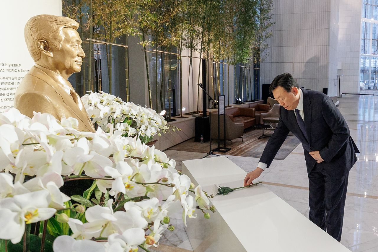 신동빈 롯데그룹 회장이 15일 신격호 롯데 창업주 서거 6주기를 맞아 롯데월드타워 1층에 놓인 흉상에 헌화하고 있다. [사진 롯데]