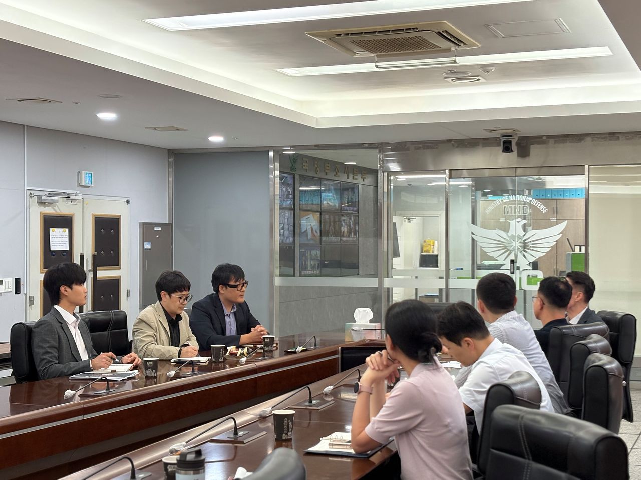국방부 관계자들과 강원경찰청 관계자들이 국방부에서 만나 노쇼 사기 예방 방안 마련을 위한 회의를 진행하는 모습. [사진 강원경찰청]