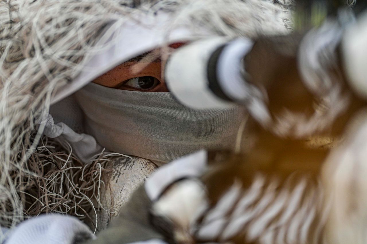 해병대 특수수색여단 장병들이 저격 임무 수행 간 조준경으로 목표물을 주시하고 있다. 해병대 제공
