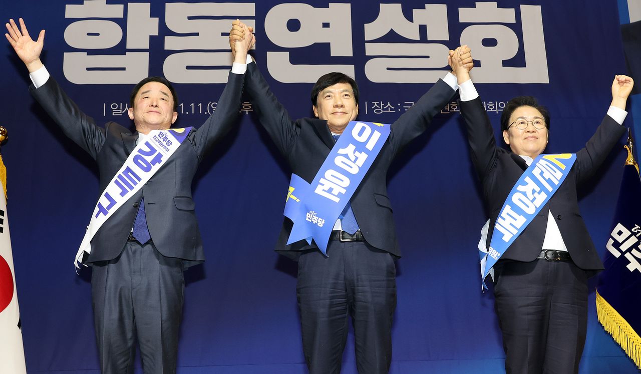 지난 11일 서울 여의도 국회 의원회관에서 열린 더불어민주당 최고위원 보궐선거 후보자 합동연설회에서 최고위원에 당선된 후보들이 기념 촬영하고 있다. 강득구(왼쪽부터), 이성윤, 문정복 최고위원. [연합뉴스]