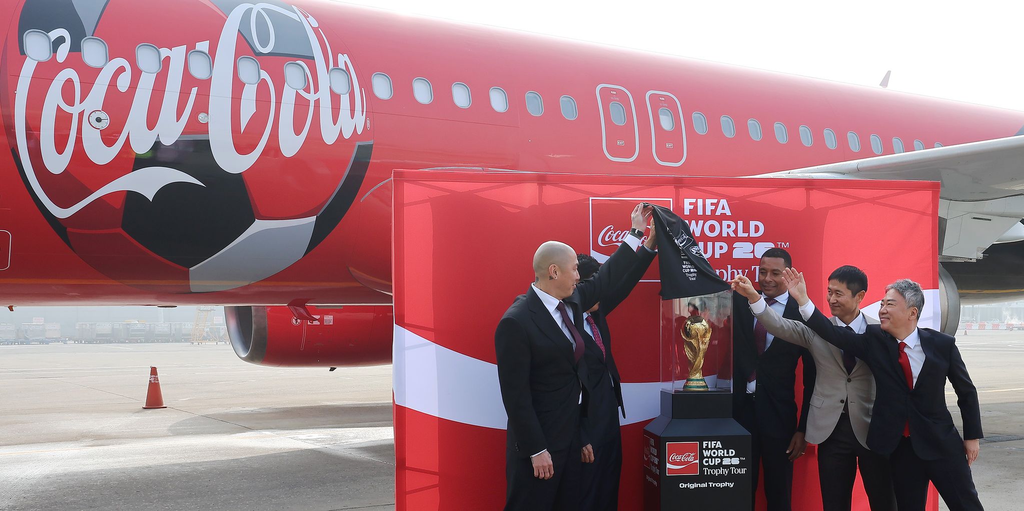 전세기 앞에서 모습을 드러낸 FIFA 월드컵 오리지널 트로피. 왼쪽부터 차두리, 차범근, 지우베르투 시우바, 이영표, 이준엽 한국 코카콜라 대표. 공항사진기자단