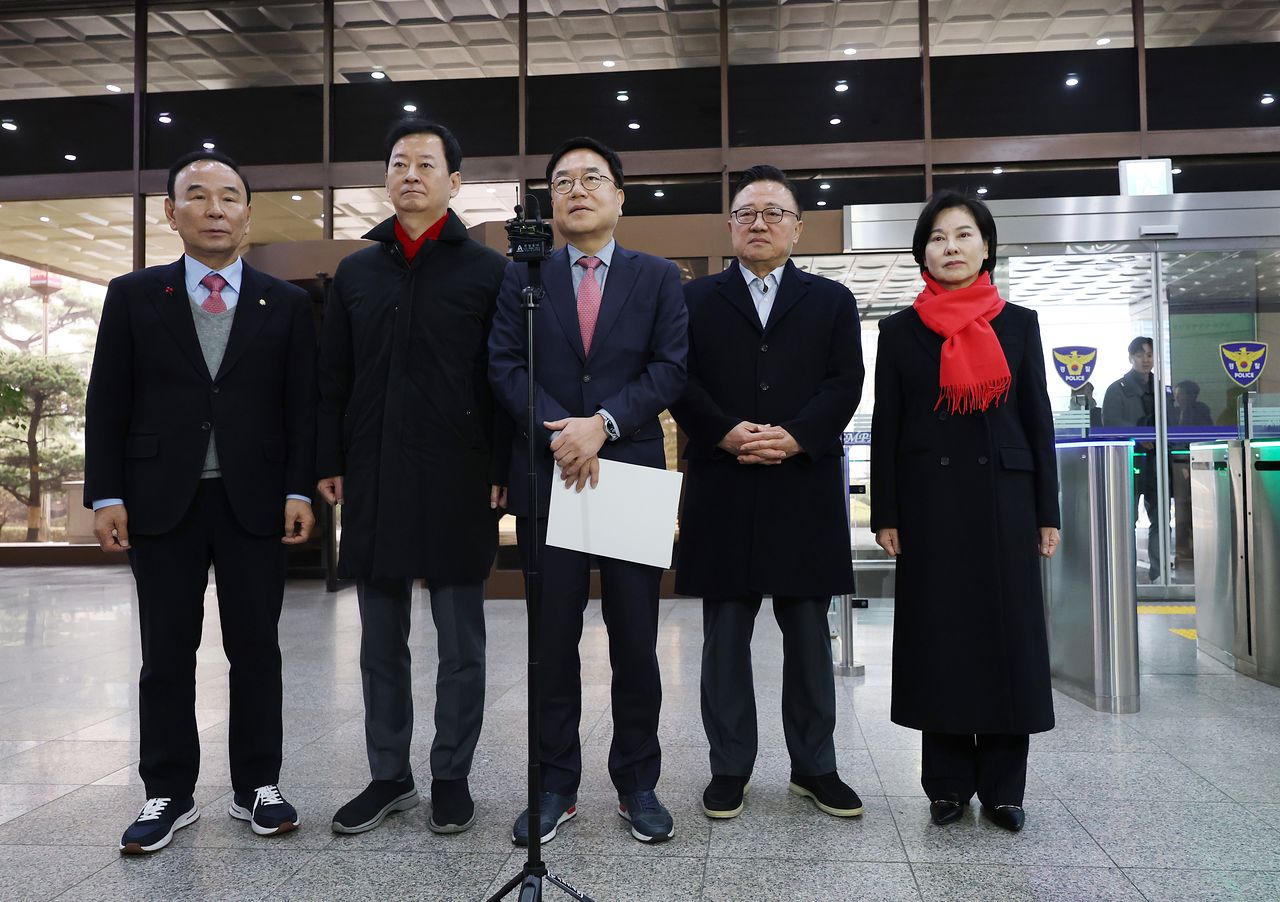 국민의힘 서범수 의원(가운데) 등이 16일 서울 종로구 서울경찰청에서 더불어민주당의 '공천헌금 의혹' 수사 관련 항의 방문에 앞서 기자회견을 하고 있다. 연합뉴스