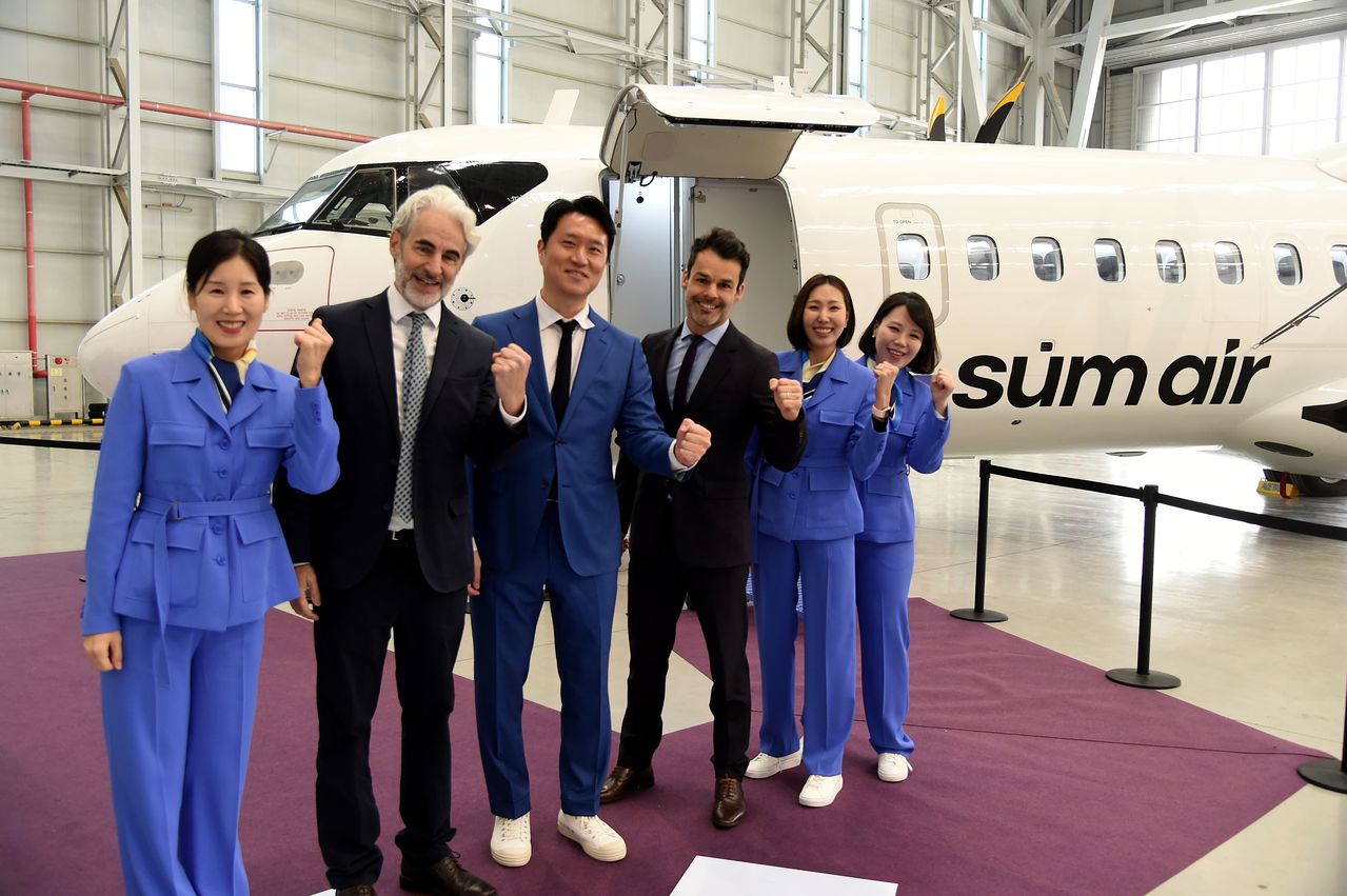 15일 서울 김포 비즈니스 항공센터에서 진행된 섬에어 1호기 도입식에서 최용덕 섬에어 대표(왼쪽 세번째) 등 관계자들이 항공기 앞에서 포즈를 취하고 있다. [사진 섬에어]