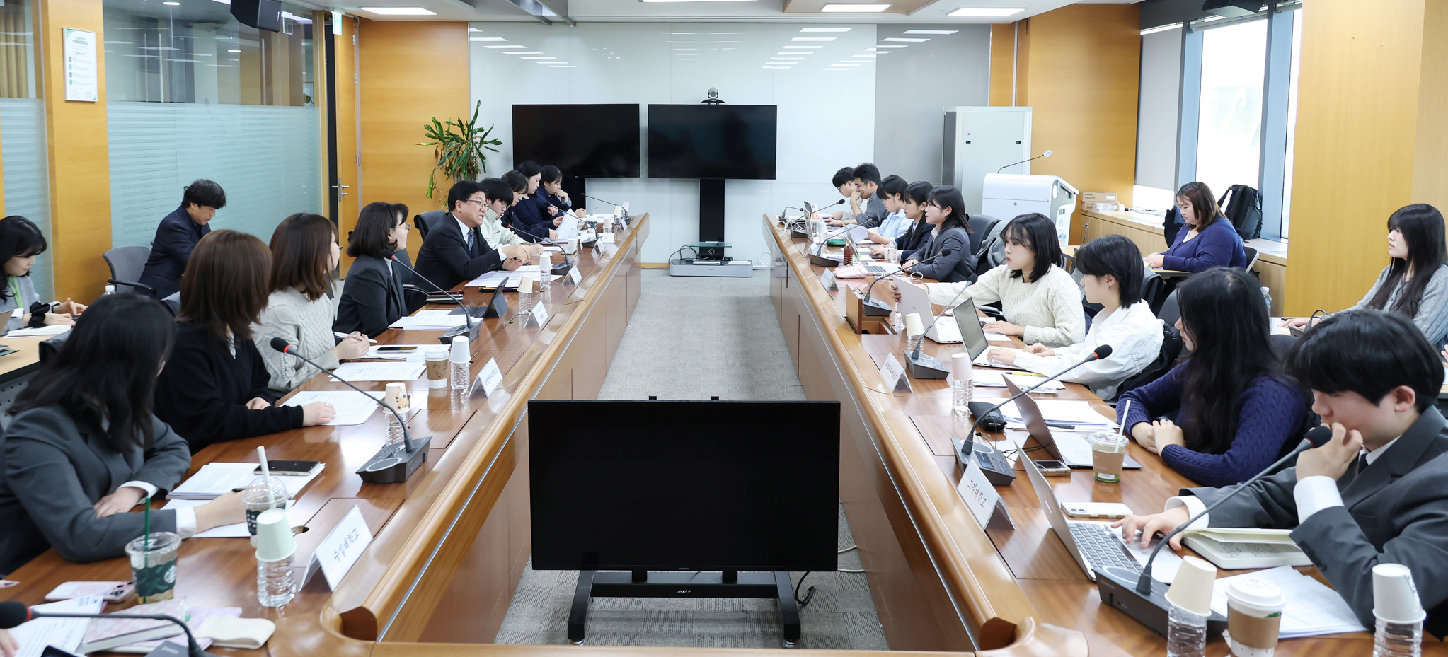 최교진 교육부 장관이 지난달 30일 서울역 인근 회의실에서 열린 대학 등록금 관련 총학생회단체 간담회에서 발언을 하고 있다. 뉴스1