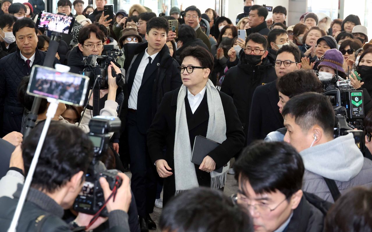 한동훈 전 국민의힘 대표가 14일 당 윤리위원회가 본인을 제명 결정한 것과 관련해 입장을 밝히기 위해 국회 소통관으로 향하고 있다. 임현동 기자