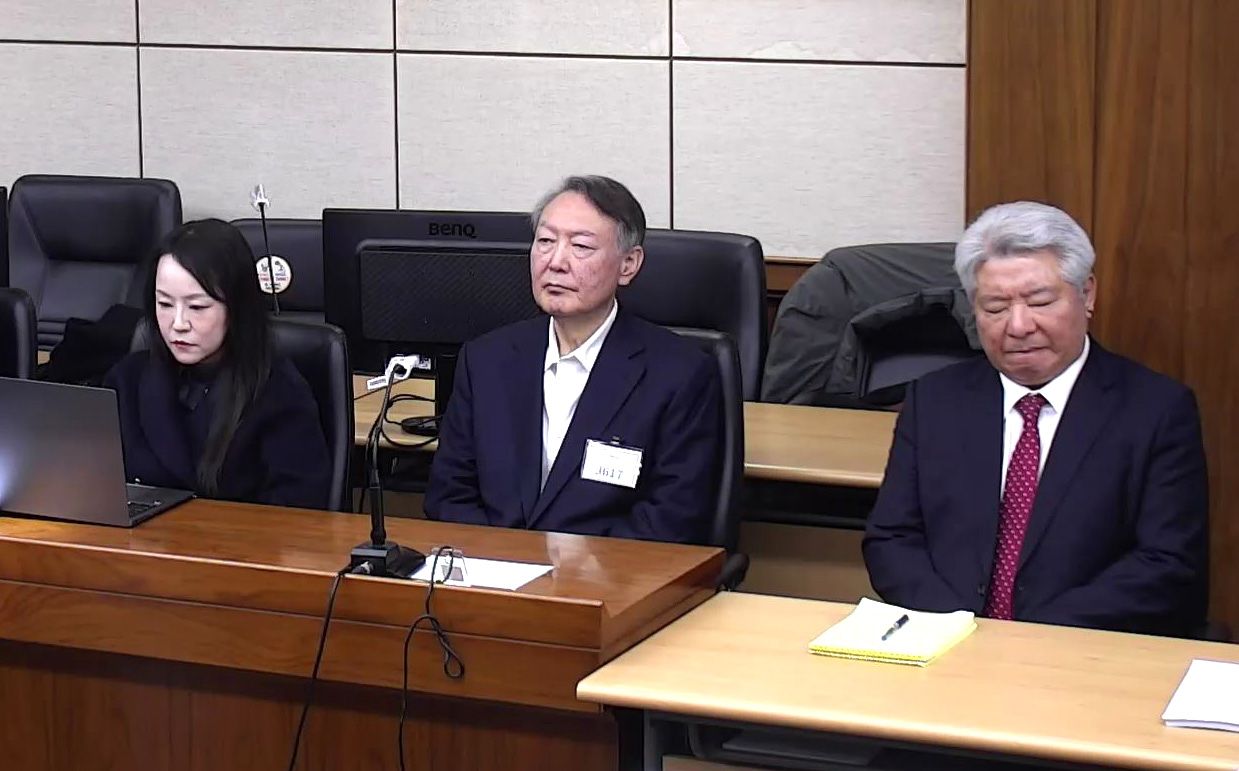 윤석열 전 대통령이 16일 서울 서초구 서울중앙지방법원에서 열린 특수공무집행방해, 범인도피교사, 직권남용 권리행사방해 혐의 등 사건에 대한 1심 선고 공판에 출석해 피고인석에 앉아 있다.   윤 전 대통령은 이날 징역 5년을 선고받았다. 연합뉴스 