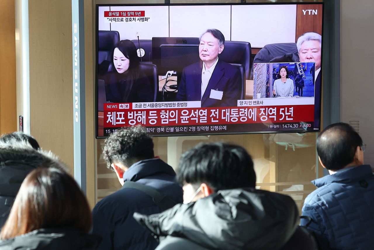 16일 서울역 대합실에서 시민들이 고위공직자범죄수사처(공수처) 체포 방해 등 혐의로 기소된 윤석열 전 대통령에 대한 1심 선고 공판 생중계를 보고 있다.   이날 재판부는 윤 전 대통령에 징역 5년을 선고했다.연합뉴스