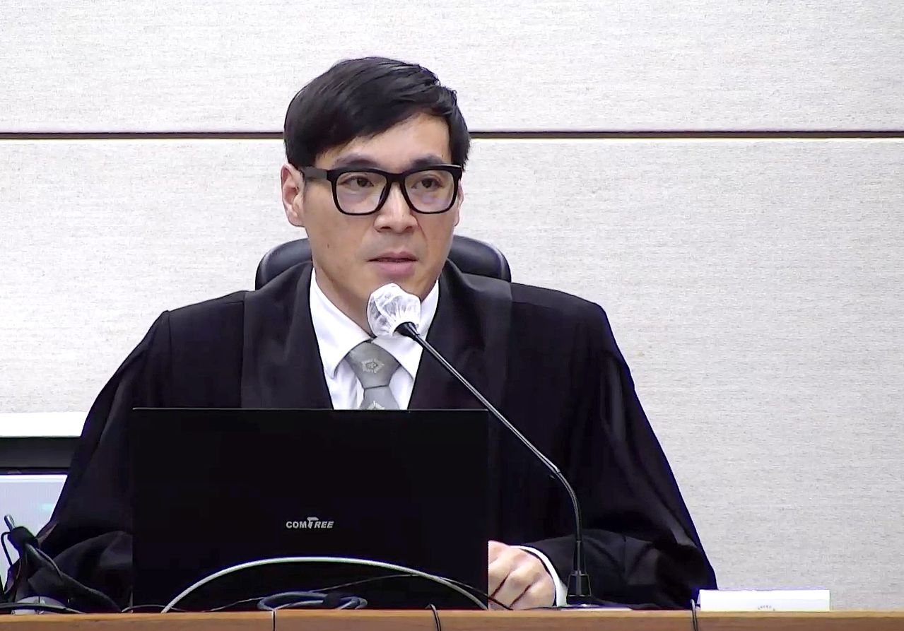 서울중앙지법 형사35부 재판장 백대현 부장판사가 16일 서울 서초구 서울중앙지법에서 열린 윤석열 전 대통령에 대한 특수공무집행방해, 범인도피교사, 직권남용 권리행사방해 혐의 등 사건에 대한 1심 선고 공판에서 윤 대통령에게 징역 5년을 선고하고 있다. 사진 서울중앙지법