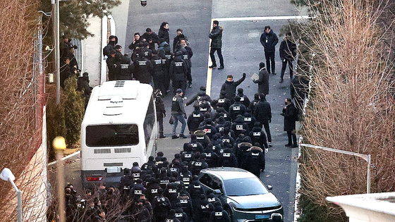 지난해 1월 15일 용산구 한남동 대통령 관저에서 고위공직자범죄수사처(공수처)와 경찰이 경호처 저항 없이 윤석열 대통령에 대한 2차 체포영장 집행을 나서고 있다. 연합뉴스