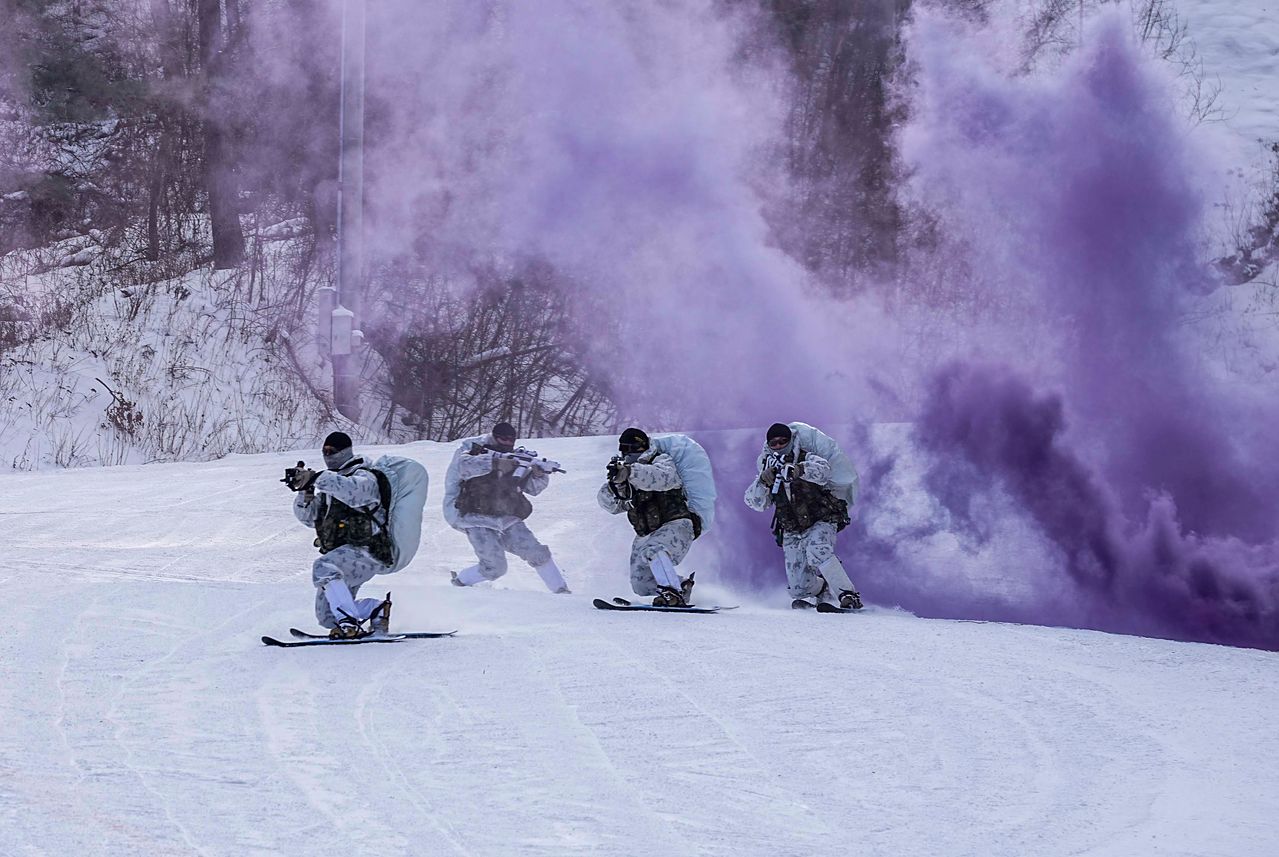  지난 14일 해병대 특수수색여단 장병들이 팀단위 대형을 유지한 채 텔레마크 스키로 설상 기동을 실시하고 있다. 해병대 제공