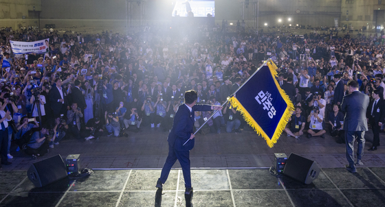 정청래 신임 더불어민주당 대표가 지난해 8월 2일 경기 고양시 킨텍스에서 열린 더불어민주당 제2차 임시전국당원대회에서 당기를 흔들고 있다. 임현동 기자