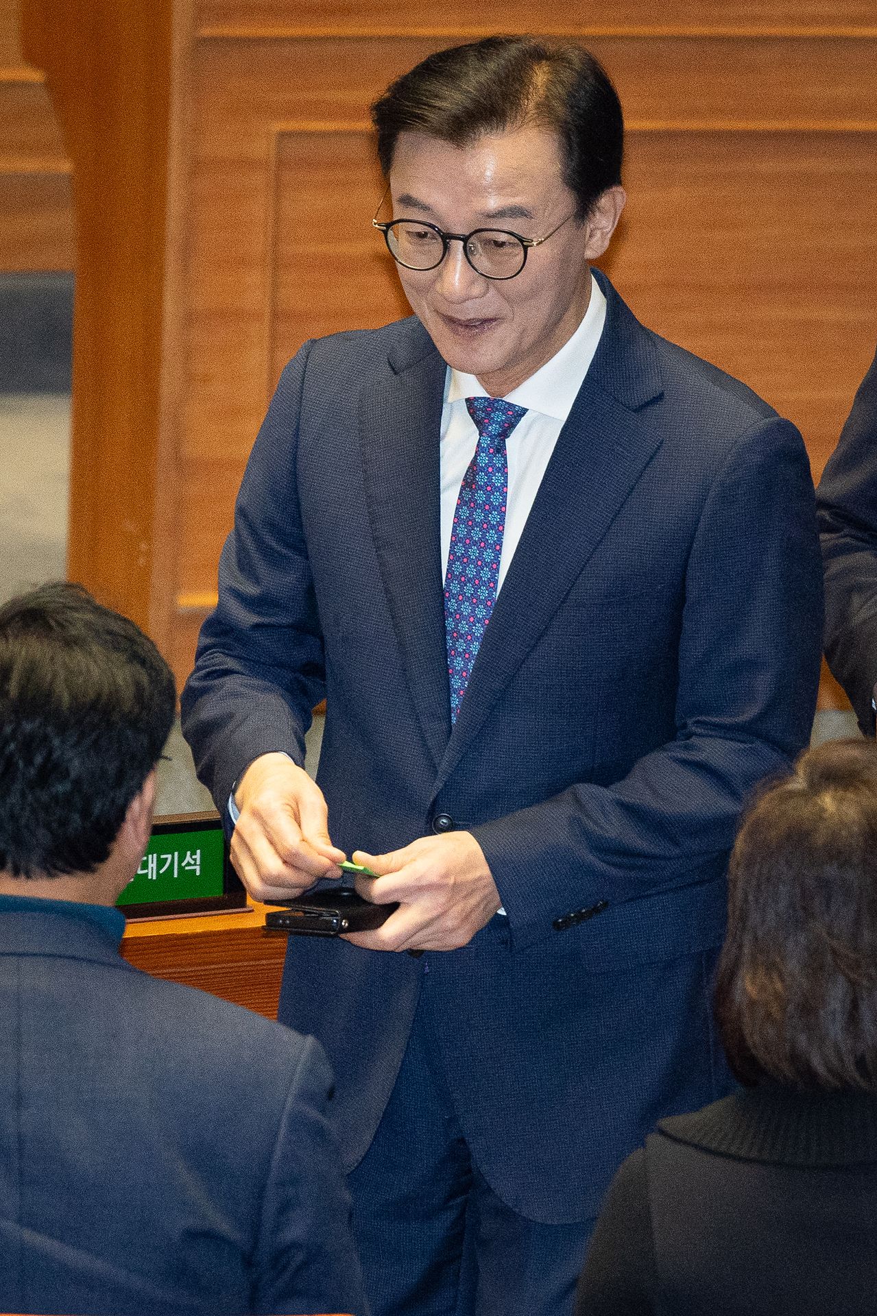 통일교 금품수수 의혹을 받는 전재수 더불어민주당 의원이 16일 서울 여의도 국회에서 열린 제431회 국회(임시회) 제1차 본회의에서 윤석열·김건희에 의한 내란·외환 및 국정농단 행위의 진상규명을 위한 특별검사 임명 등에 관한 법률안(2차 종합 특검법)에 대한 무제한 토론(필리버스터) 종결 동의의 건에 투표하고 있다. 뉴스1