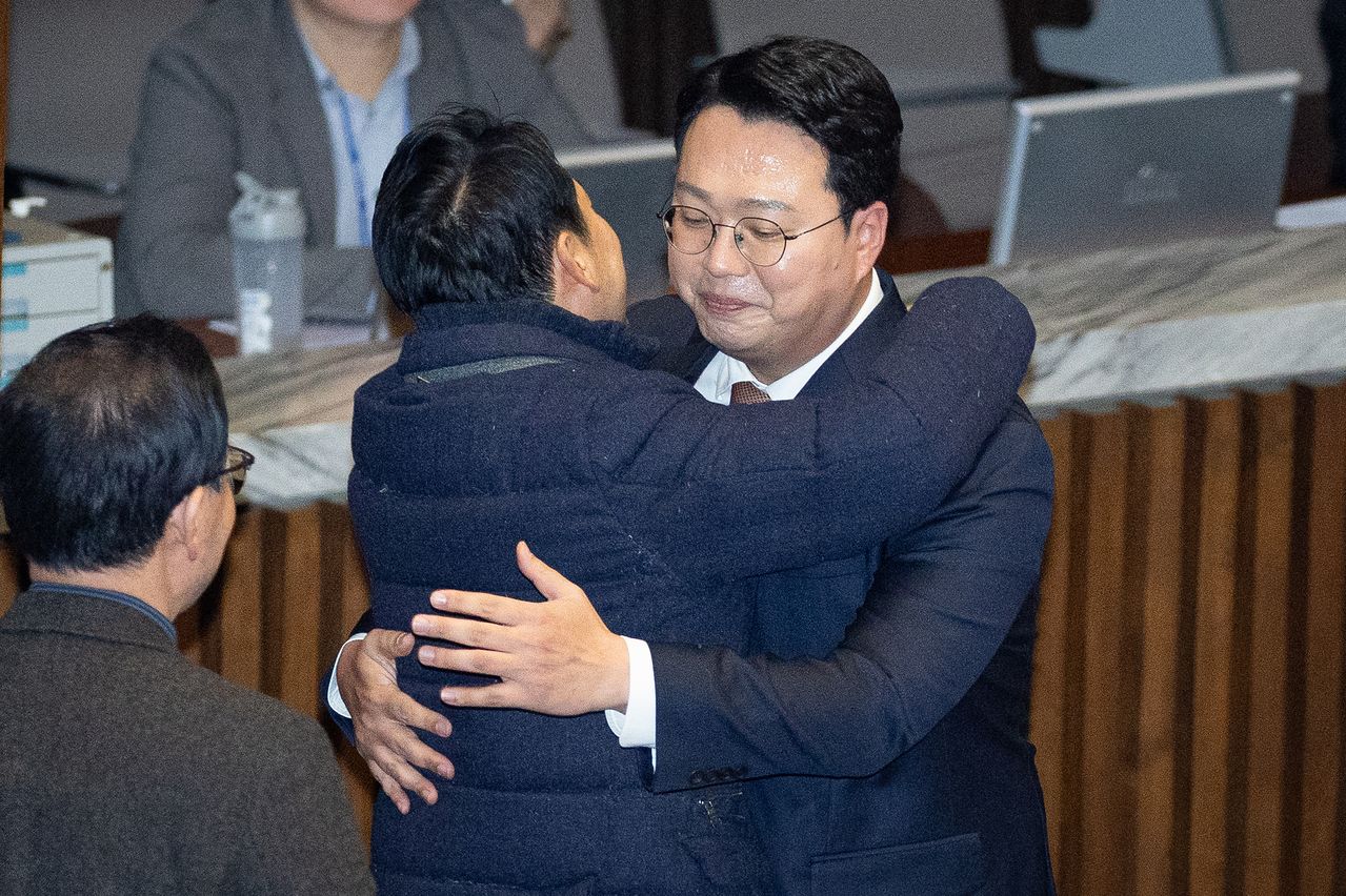 천하람 개혁신당 원내대표(오른쪽)가 16일 서울 여의도 국회에서 열린 제431회 국회(임시회) 제1차 본회의에서 윤석열·김건희에 의한 내란·외환 및 국정농단 행위의 진상규명을 위한 특별검사 임명 등에 관한 법률안(2차 종합 특검)에 대한 무제한 토론(필리버스터)을 마친 후 장동혁 국민의힘 대표와 포옹하고 있다. 뉴스1