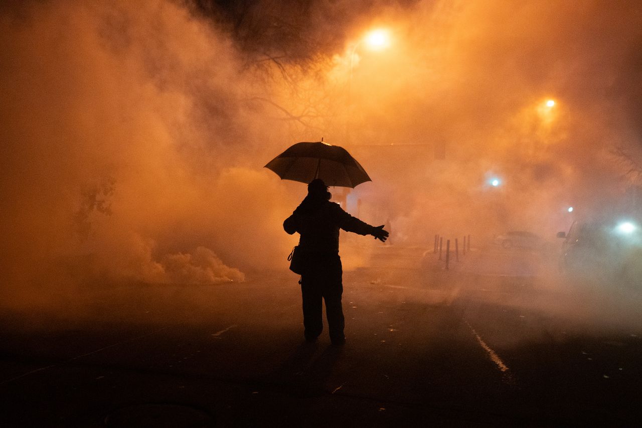 14일(현지시간) 미국 미네소타주 미니애폴리스에서 이민세관단속국(ICE) 요원이 베네수엘라 남성을 총격한 사건 이후 연방 법 집행 요원과 경찰관들이 시위대와 대치하고 있다. EPA=연합뉴스