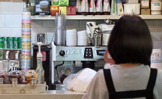 지난달 18일 서울 시내의 한 카페 주방에 일회용 플라스틱컵이 쌓여 있다. 연합뉴스