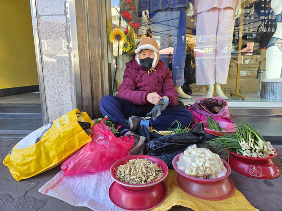 황보출 시인이 포항 오천시장에서 직접 키운 채소를 팔고 있다. 김서원 기자