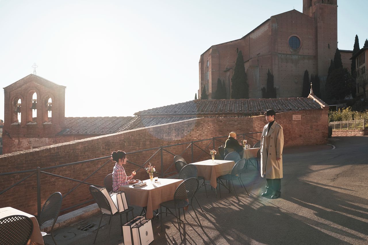 16일 공개되는 넷플릭스 시리즈 '이 사랑 통역 되나요?'는 무명배우였다 하루 아침에 톱스타가 된 배우 차무희(고윤정)와 다중언어 통역사 주호진(김선호)가 서로의 감정을 쌓아가는 12부작 드라마다. 사진 넷플릭스