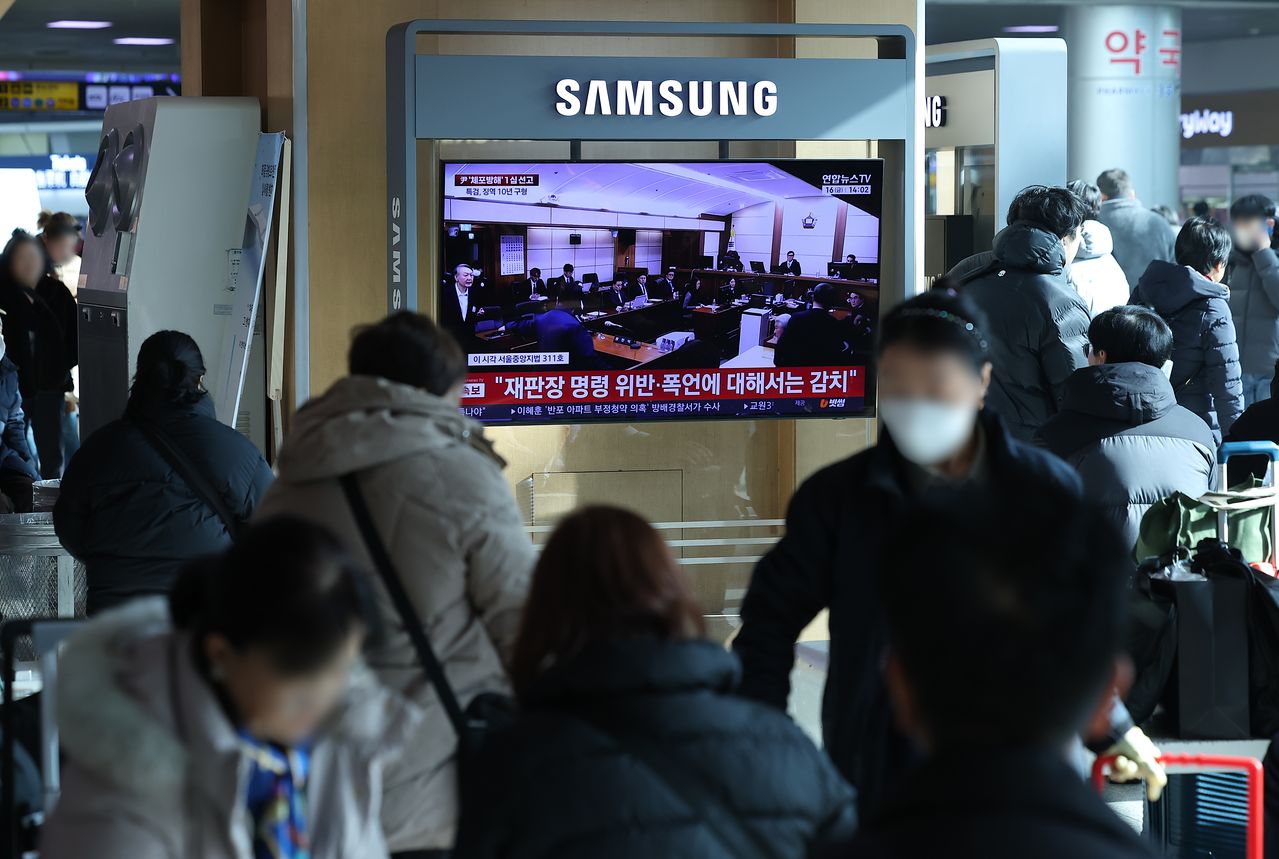 16일 서울역 대합실에서 고위공직자범죄수사처(공수처) 체포 방해 등 혐의로 기소된 윤석열 전 대통령에 대한 1심 선고 공판이 TV를 통해 생중계되고 있다. 연합뉴스 