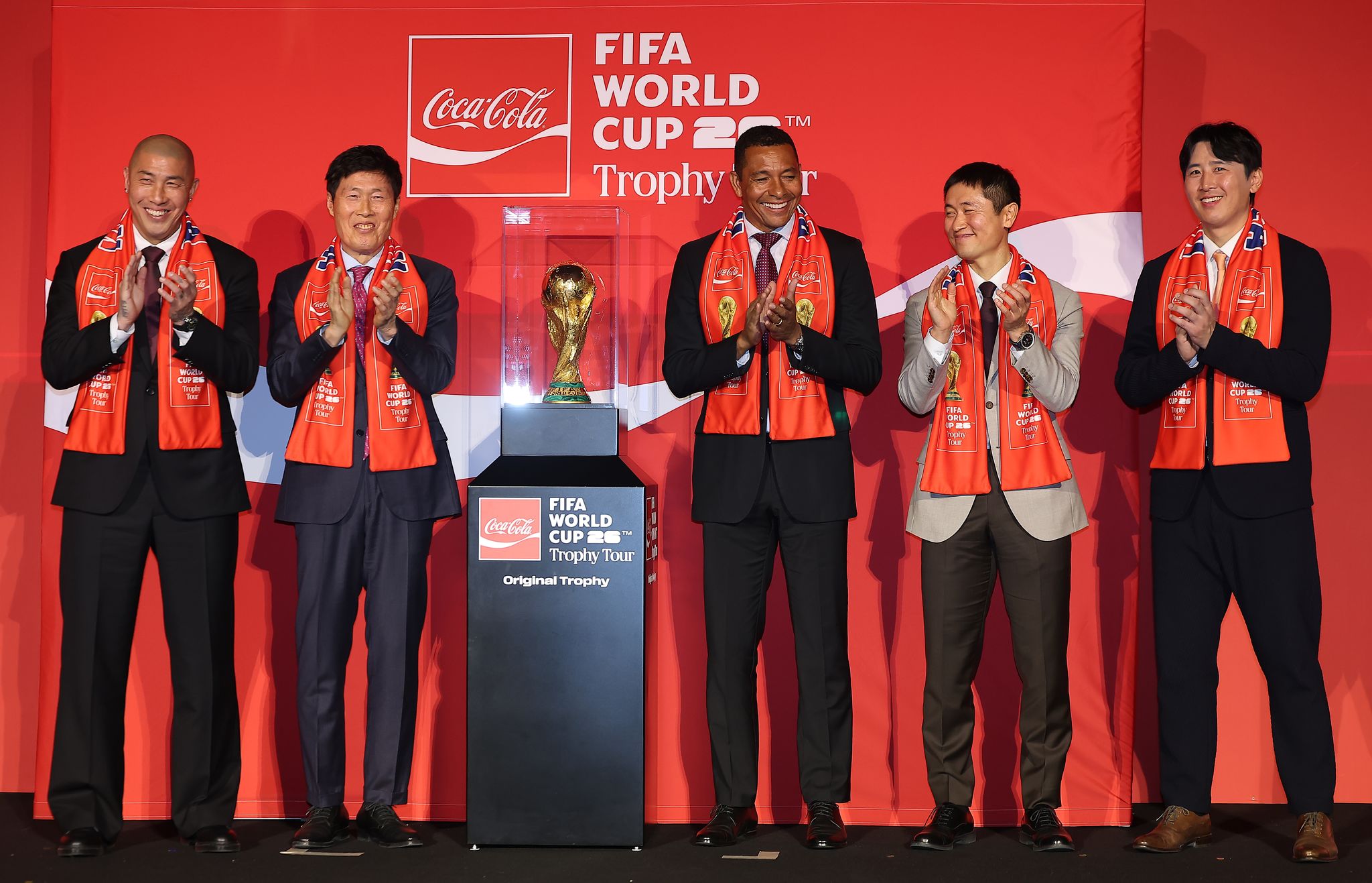 북중미 2026 트로피 투어에서 참석자들이 기념 촬영을 하고 있다. 왼쪽부터 차두리, 차범근, 지우베르투 시우바, 이영표, 구자철. 연합뉴스