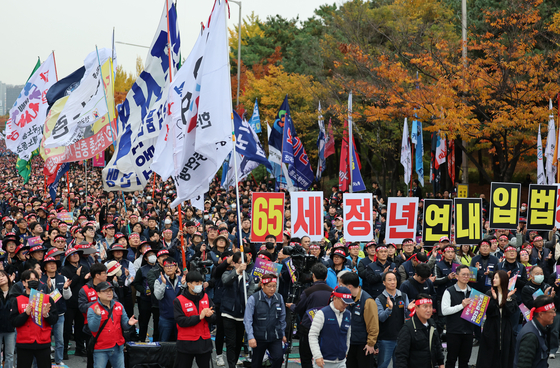 지난해 11월 8일 오후 서울 영등포구 여의대로에서 열린 '2025 한국노총 전국노동자대회'에서 노조 깃발이 입장하고 있다. 한국노총은 이 자리에서 정년 만 65세 연장 법제화와 주 4.5일제 시행 등을 촉구했다. 기사 내용과 직접적인 관련 없습니다. 뉴스1