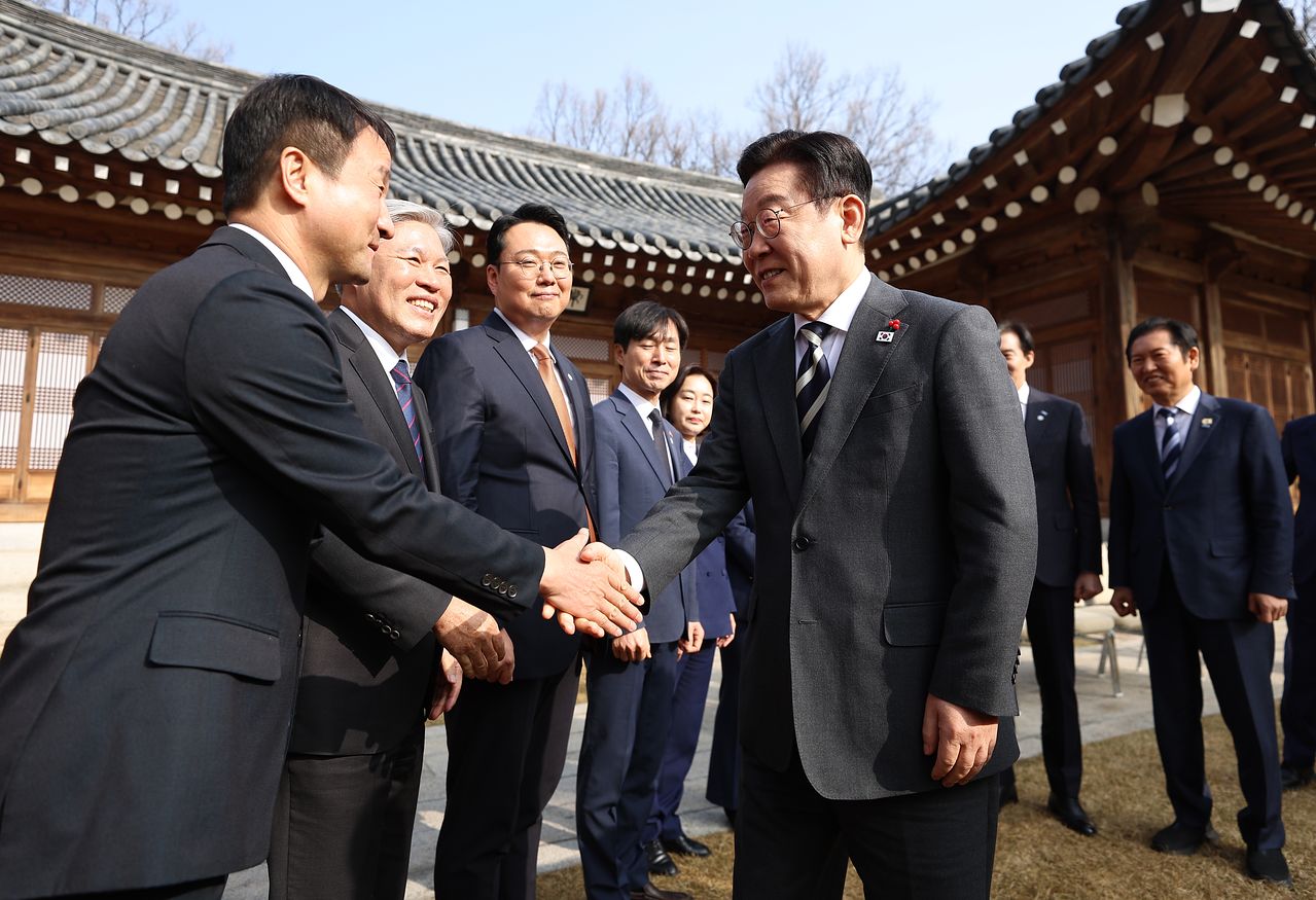 이재명 대통령이 16일 청와대 상춘재에서 열린 정당 지도부 초청 오찬에서 한병도 더불어민주당 원내대표와 악수를 나누고 있다. 뉴스1